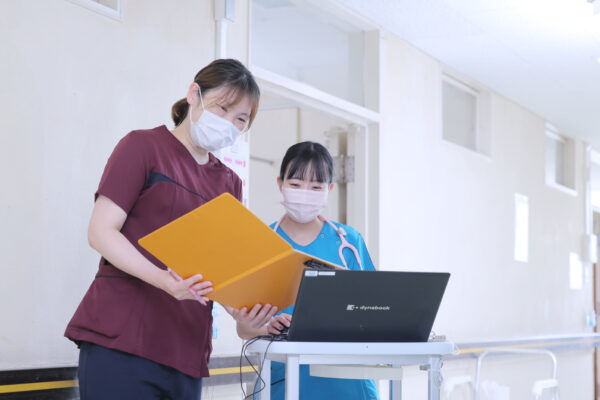 京都府京都市左京区岩倉にある医療法人寿尚会洛陽病院で働く主任看護助手と病棟看護師