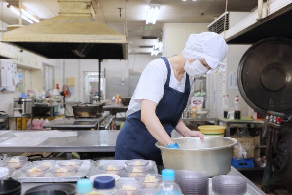 京都府京都市左京区岩倉にある医療法人寿尚会洛陽病院 栄養給食科で働く調理スタッフ